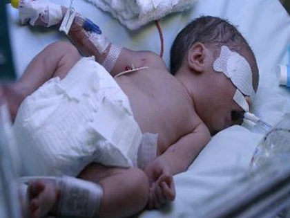 Bé sơ sinh sống lại sau 10 giờ nằm nhà xác ảnh 1