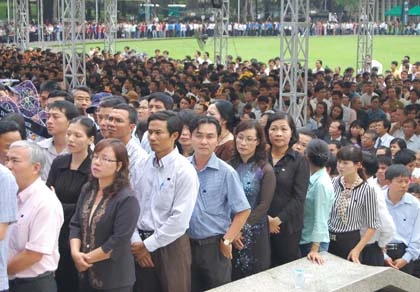 Dòng người đổ về Dinh Độc Lập tiễn đưa Đại tướng ảnh 5 Dòng người đổ về Dinh Độc Lập tiễn đưa Đại tướng ảnh 5