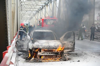 Ô tô 4 chỗ bốc cháy ngùn ngụt trên cầu Chương Dương ảnh 5