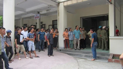 Mang xác sản phụ lên trước sảnh bệnh viện "bắt đền" ảnh 1