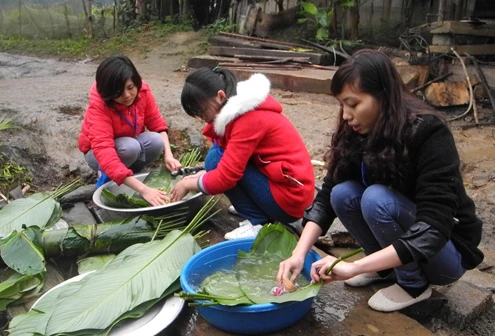 Sinh viên gói bánh chưng tặng người nghèo ảnh 1
