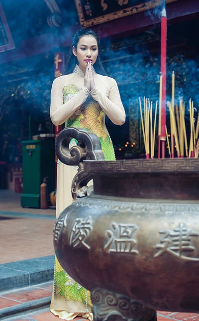 Vương Thu Phương nền nã với áo dài ảnh 1