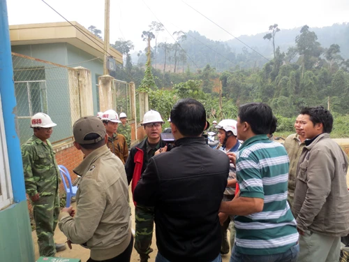 Hàng trăm người bao vây công ty vàng đòi nợ ảnh 1