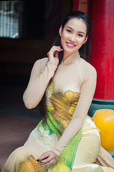 Vương Thu Phương nền nã với áo dài ảnh 3