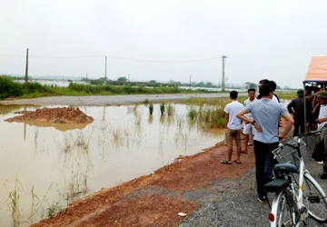 Hai trẻ chết đuối trong hố công trình cầu Nhật Tân ảnh 1