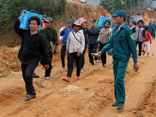 Công an hộ tống dân vác tiền về nhà ảnh 2