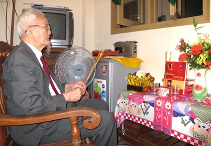 Phú Yên: Cụ già 83 năm tuổi Đảng tiễn đưa Đại tướng ảnh 4