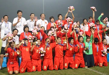 Bóng đá nữ Việt Nam: Ngột ngạt ngôi hậu ảnh 1