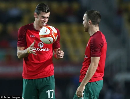 Gareth Bale bị fan cuồng “tấn công” ngay trên sân ảnh 5