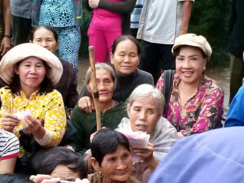 NSND Lệ Thủy hết lòng với đồng bào miền Trung ảnh 1