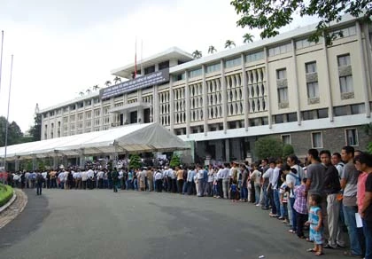 Dòng người đổ về Dinh Độc Lập tiễn đưa Đại tướng ảnh 3 Dòng người đổ về Dinh Độc Lập tiễn đưa Đại tướng ảnh 3