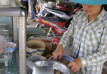 Khóc với tin đồn “hủ tiếu chuột cống” ảnh 1