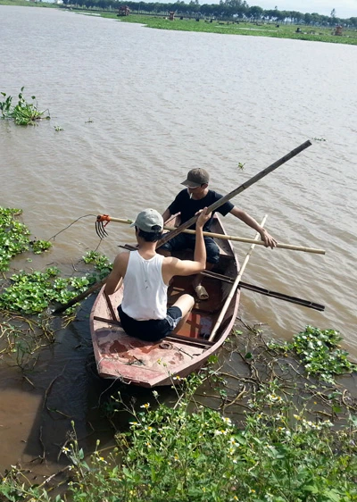 Vụ bác sĩ "ném xác": Ngủ sông, chui cống tìm xác nạn nhân ảnh 3