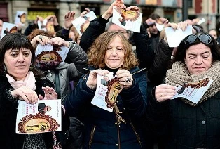 Sách dạy làm “vợ ngoan” bị phản ứng tại Tây Ban Nha ảnh 1