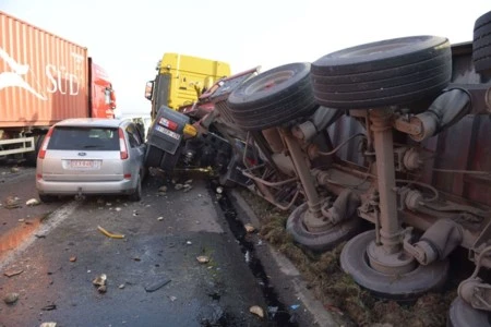 Bỉ: Hơn 130 ô tô đâm liên hoàn, nhiều người bị thương ảnh 6