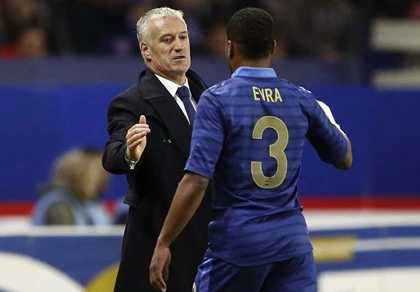 Pháp lên đội hình chiến Ukraine: Evra thoát nạn ảnh 1