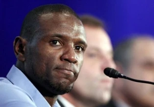Eric Abidal tố cáo Barcelona quỵt tiền lương ảnh 1