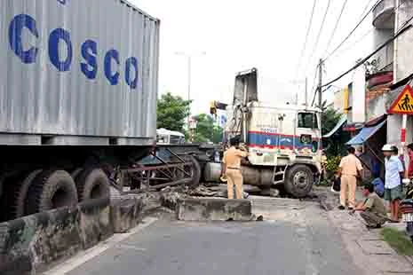 Xe đầu kéo “cày” nát hơn chục mét dải phân cách ảnh 1
