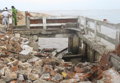 Phú Yên: Sóng lớn vẫn tiếp tục tấn công các làng biển ảnh 4