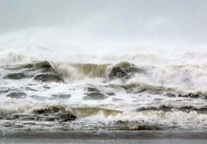 Phú Yên: Sóng lớn vẫn tiếp tục tấn công các làng biển ảnh 5