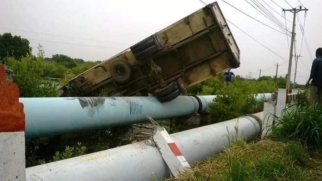 Xe tải đông lạnh "bay" xuống biển Vũng Tàu ảnh 2