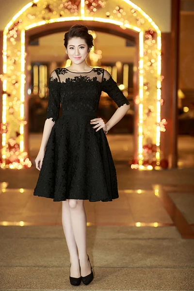 Tú Anh diện váy ren trong gió lạnh ảnh 1
