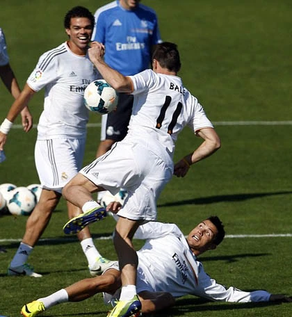 Cristiano Ronaldo suýt khiến Gareth Bale dính chấn thương ảnh 1