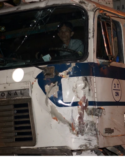 Hàng chục người bảo vệ hiện trường xe chở sữa bị lật ảnh 4