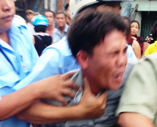 Trật tự đô thị đánh ngất xỉu người bán hàng rong ảnh 2