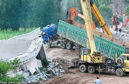 Trung Quốc: Phạt 100 năm thu nhập vì làm sập cầu ảnh 1