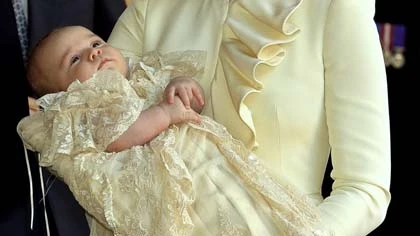 Hoàng tử bé nước Anh xuất hiện tại lễ rửa tội ảnh 2