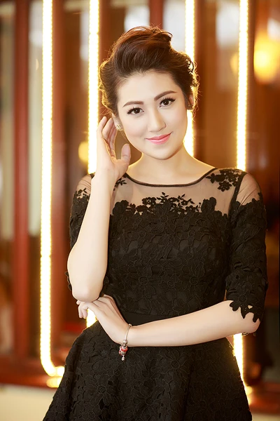 Tú Anh diện váy ren trong gió lạnh ảnh 3
