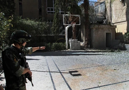 Sứ quán Trung Quốc ở Syria trúng đạn cối ảnh 1