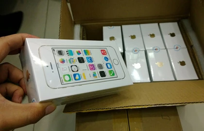 iPhone 5S chính hãng đắt khách, 5C ế ẩm ảnh 2