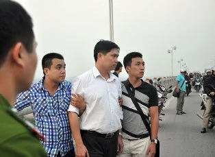 Thực nghiệm hiện trường vụ ném xác trên cầu Thanh Trì ảnh 1