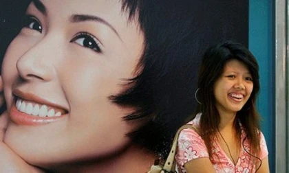 Mỹ phẩm trắng da khiến dân Thái tranh cãi sôi sục ảnh 1