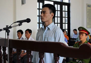 Cấp giấy đỏ trên đất công, năm bị cáo lãnh án ảnh 1