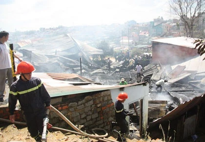 Đà Lạt: Cháy hàng loạt nhà trong khu phố đông dân cư ảnh 1