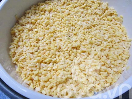 Xôi vò gấc cũng sẽ khiến mâm cỗ ngày Tết thêm phong phú và hấp dẫn. ảnh 2