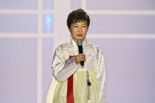 Nữ Tổng thống Park Geun Hye mặc hanbok dự trình diễn thời trang ảnh 3