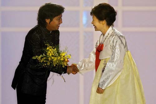 Nữ Tổng thống Park Geun Hye mặc hanbok dự trình diễn thời trang ảnh 4