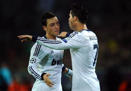 Real nổi loạn: CR7 "nổi điên" vì Ozil ra đi ảnh 1