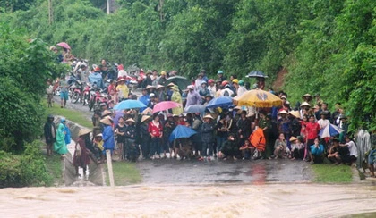 Chưa tìm thấy 5 nạn nhân mất tích trong vụ trôi xe ảnh 2