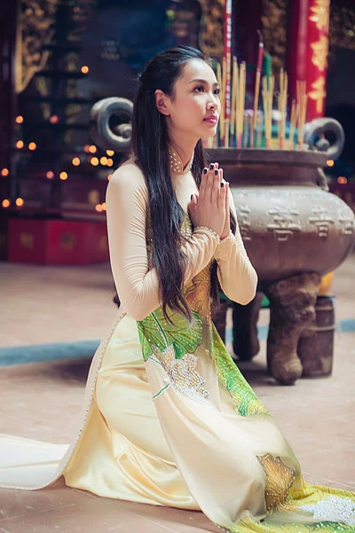 Vương Thu Phương nền nã với áo dài ảnh 2