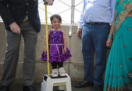 Người phụ nữ thấp nhất thế giới “tỏa sáng” ở New York ảnh 1