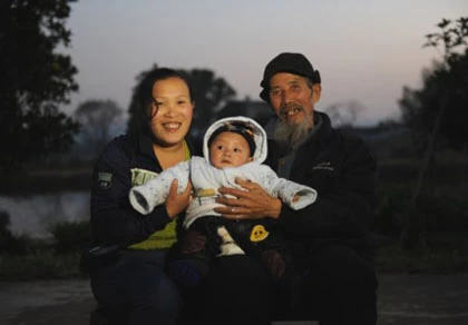 Cô gái 27 tuổi cưới cụ ông 72 tuổi, sinh quý tử ảnh 1