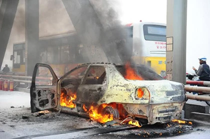 Ô tô 4 chỗ bốc cháy ngùn ngụt trên cầu Chương Dương ảnh 6