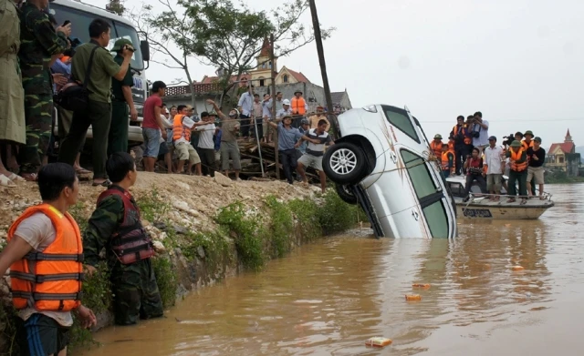 Vớt được thi thể Phó Giám đốc Sở Công thương Nghệ An bị lũ cuốn ảnh 1