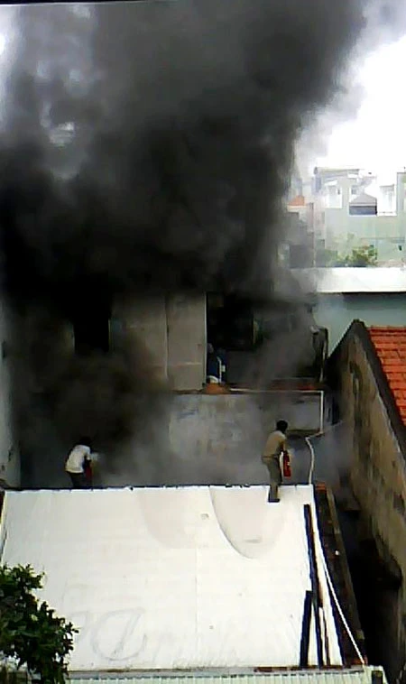 Cháy nhà dân gần chợ Bàn Cờ ảnh 1