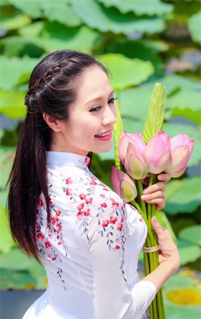 Những bà mẹ muốn ngắm nhất showbiz Việt ảnh 11